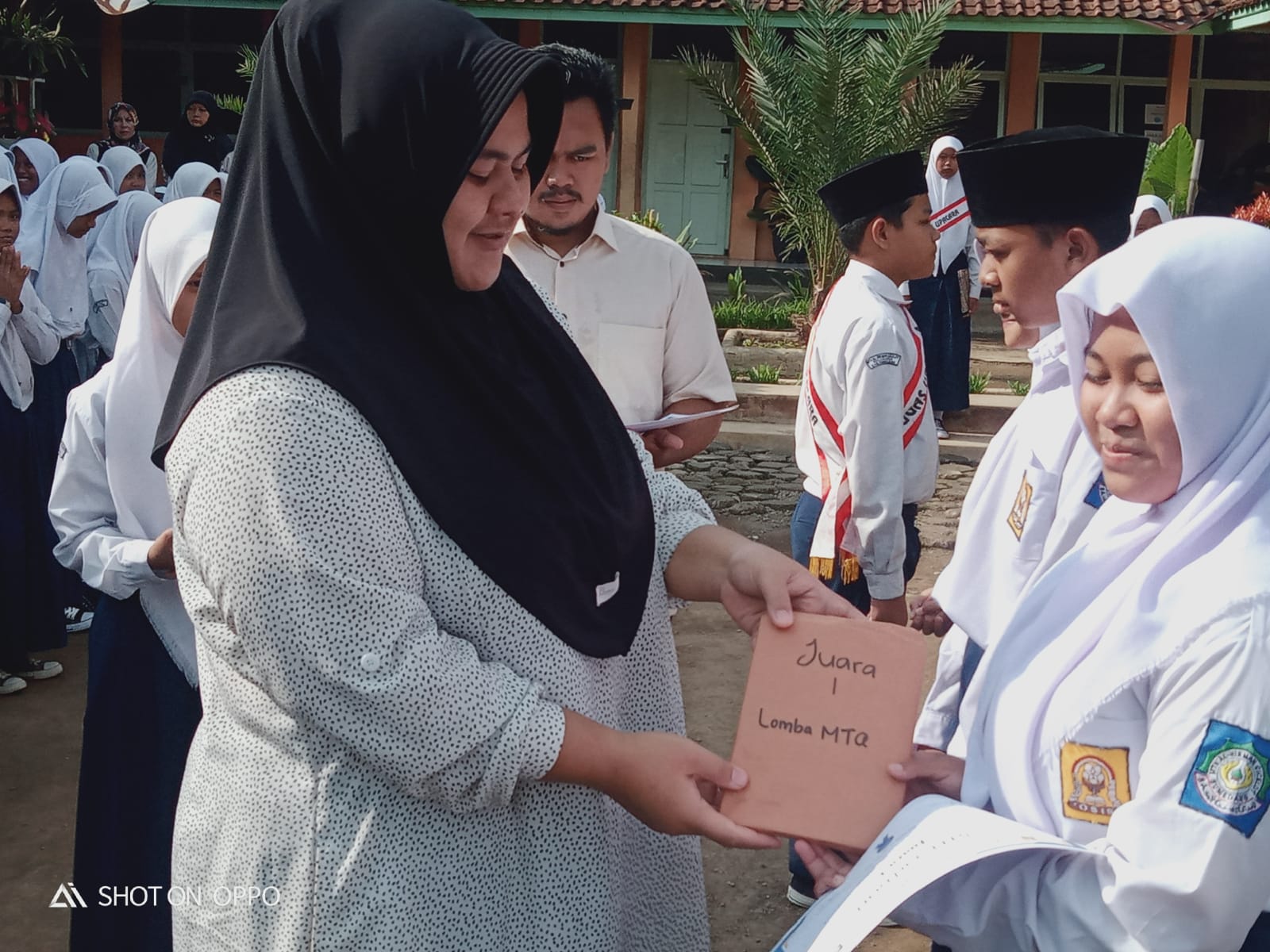 Penghargaan Kepada siswa berprestasi pada acara perlombaan antar kelas